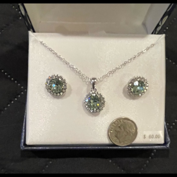 Sparkly Swarovski Crystal Brilliance Necklace and Earrings! - Picture 4 of 5